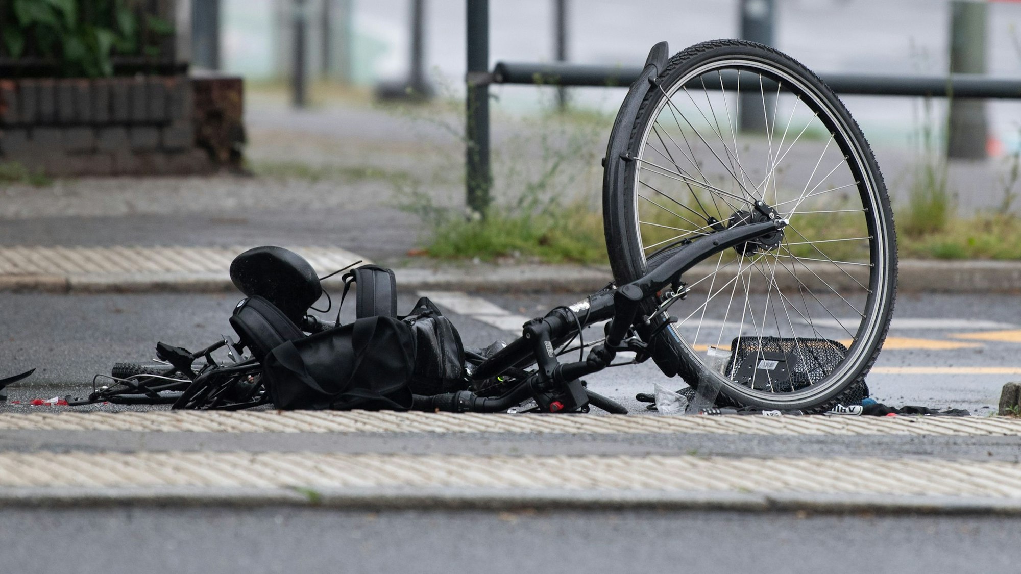 Ein zerstörtes Fahrrad liegt auf der Straße.