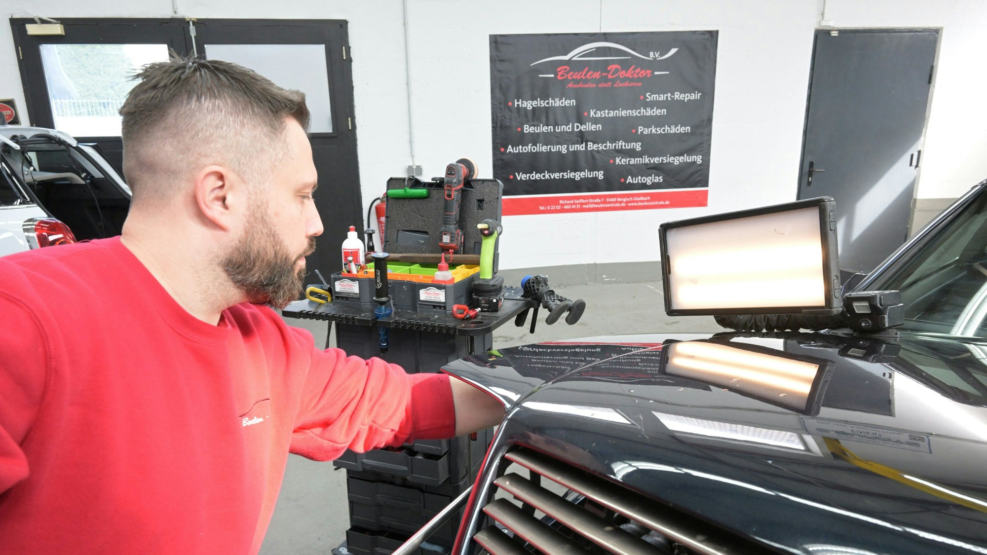 Besim Vranovci arbeitet an einem Auto.