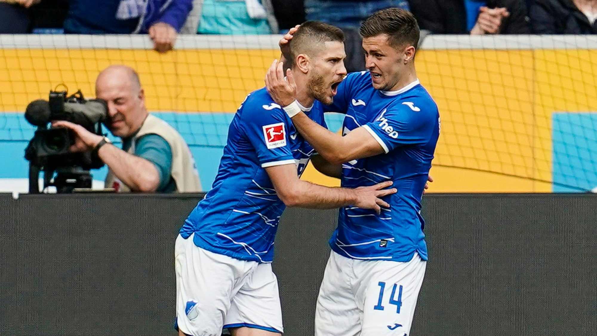 Christoph Baumgartner jubelt mit seinem Teamkollegen Andrej Kramaric nach einem Tor