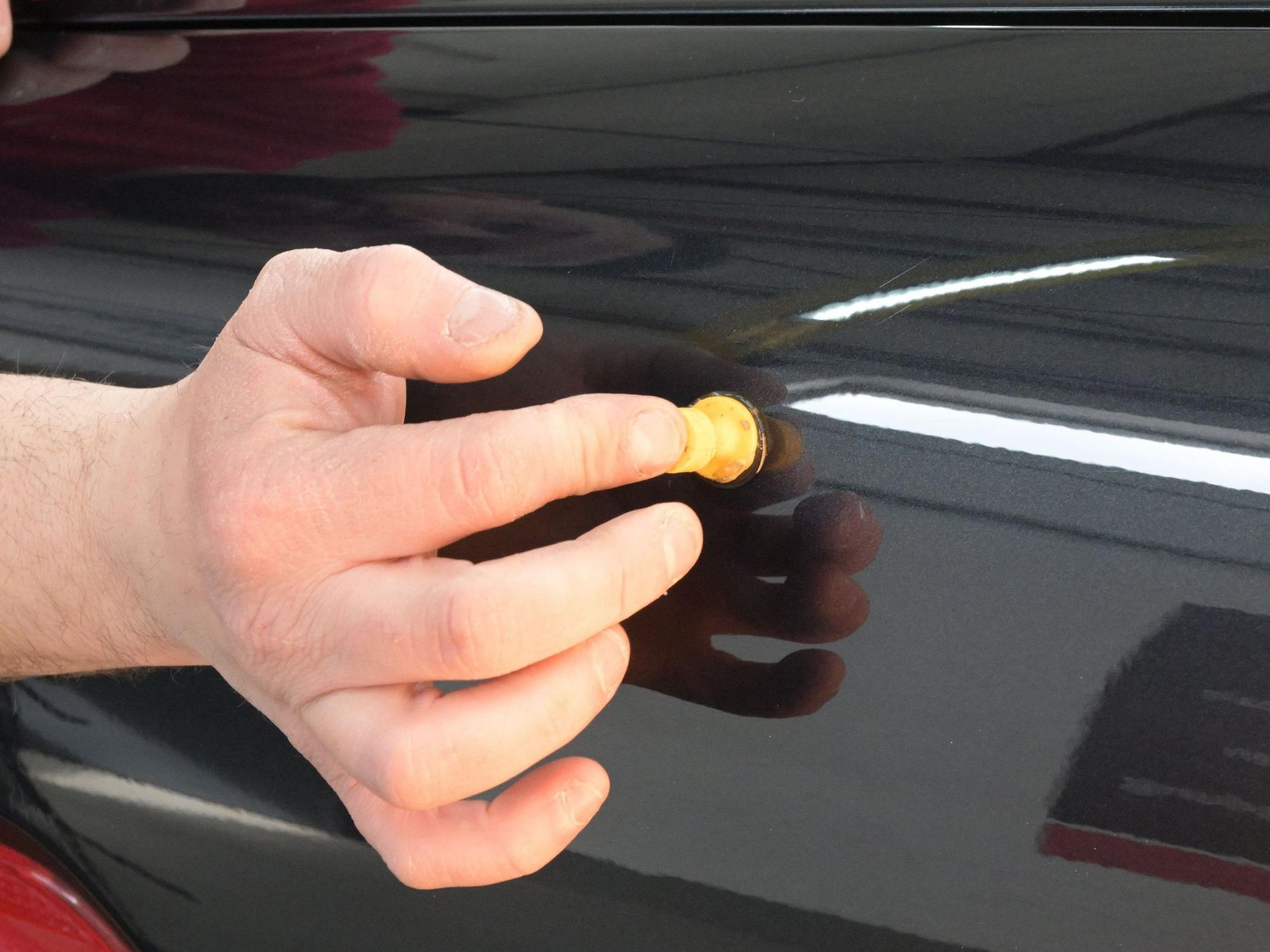 Besim Vranovci arbeitet an einem Auto.