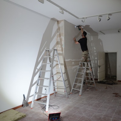 Im Kabinettraum des Kunstforums Eifel sind die Handwerker beschäftigt.