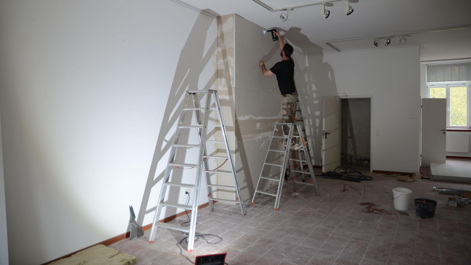 Im Kabinettraum des Kunstforums Eifel sind die Handwerker beschäftigt.