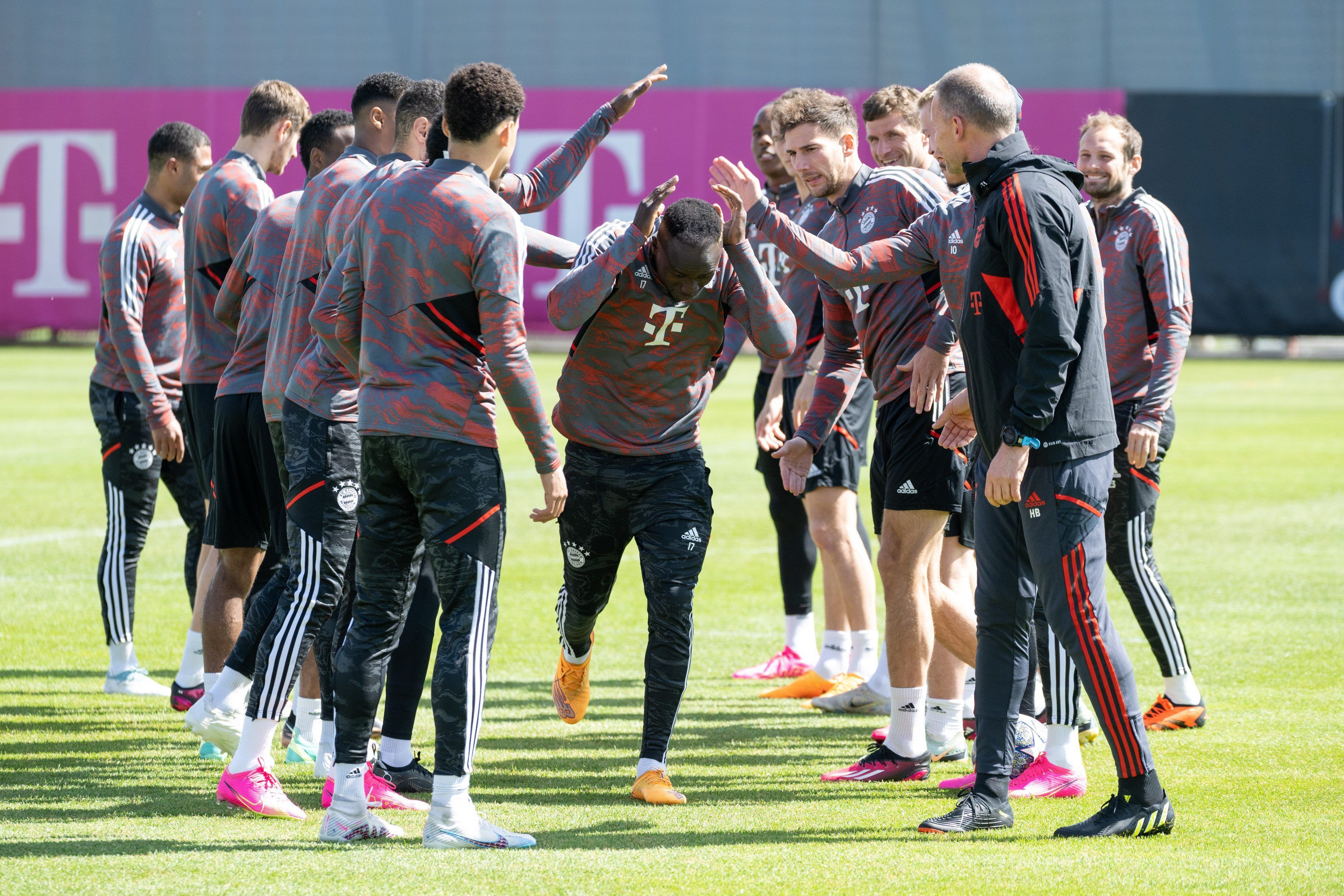 Bayerns Sadio Mané (M), der 31 Jahre alt wurde, läuft durch das Spalier seiner Mitspieler. Foto: Ulrich Gamel/Kolbert-Press/dpa +++ dpa-Bildfunk +++