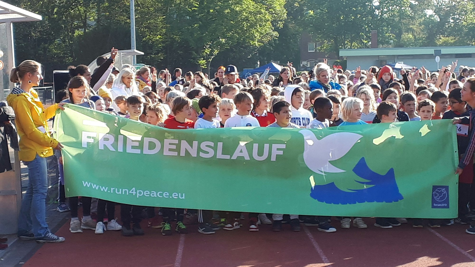 Kinder und Jugendliche beim Friedenslauf.