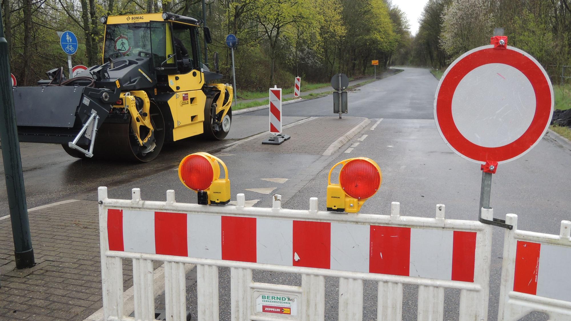 Das Foto zeigt die Baustelle der L 163 und das Schild „Durchfahrt verboten“.
