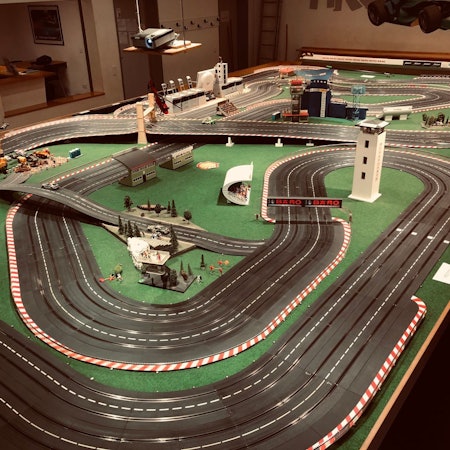 Carrera-Anlage mit Modell des Goetze-Turms