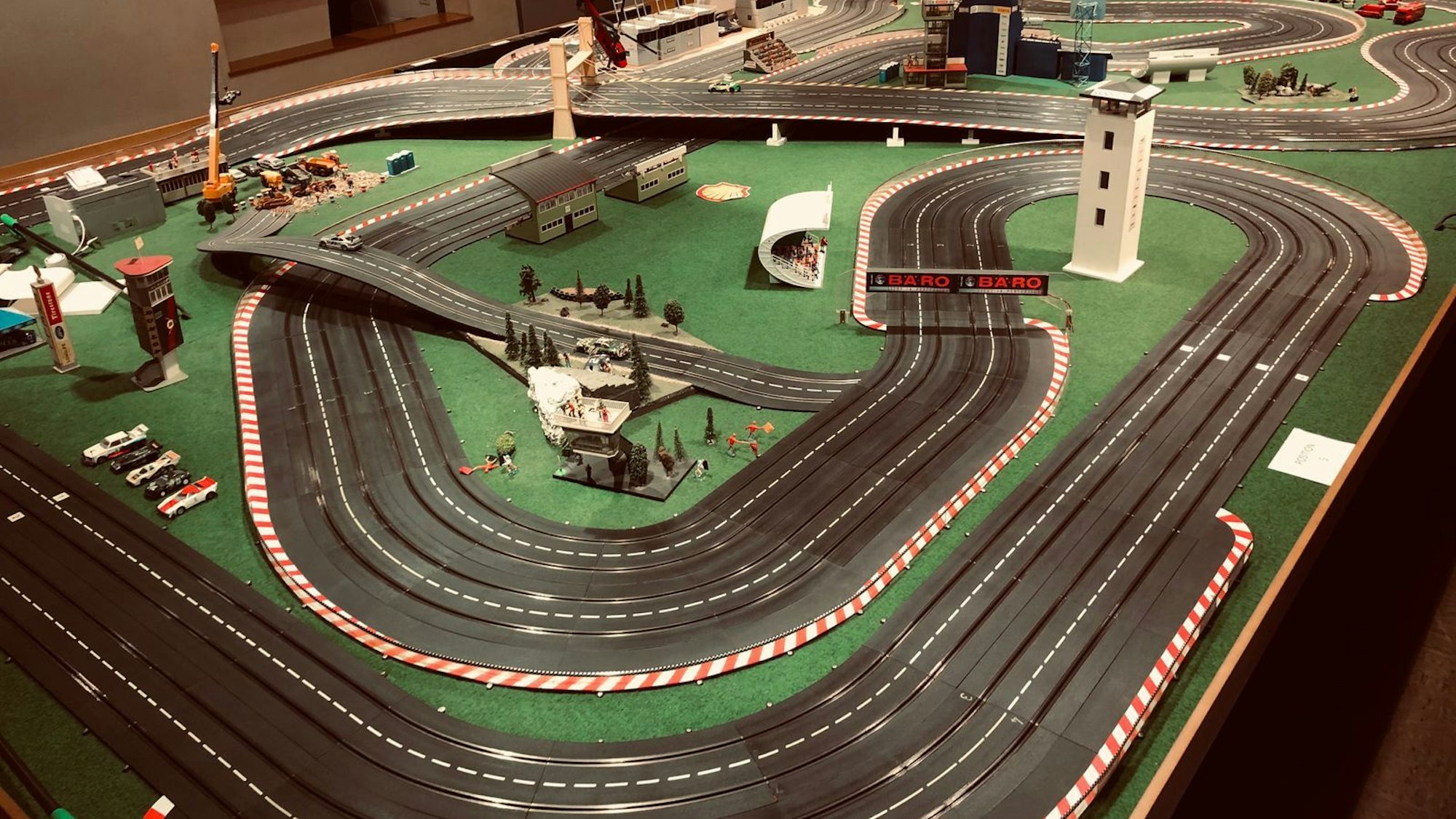 Carrera-Anlage mit Modell des Goetze-Turms