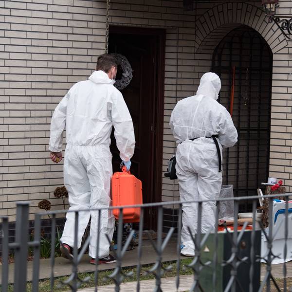 Kriminaltechniker der Berliner Polizei untersuchen das Haus der Schwester der verschwundenen 15-jährigen Rebecca.