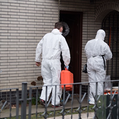 Kriminaltechniker der Berliner Polizei untersuchen das Haus der Schwester der verschwundenen 15-jährigen Rebecca.