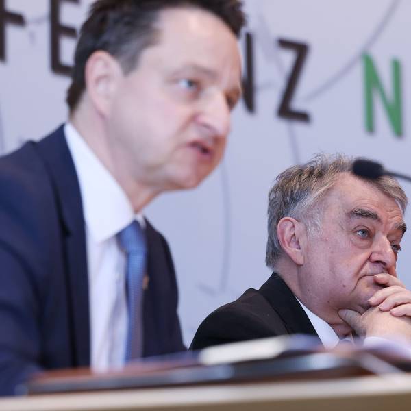 13.04.2023, Nordrhein-Westfalen, Düsseldorf: Jürgen Kayser (l), Leiter des Verfassungsschutzes Nordrhein-Westfalen, und Herbert Reul (CDU), Innenminister von Nordrhein-Westfalen, während einer Pressekonferenz zur Vorstellung des Verfassungsschutzberichtes 2022. Foto: David Young/dpa +++ dpa-Bildfunk +++