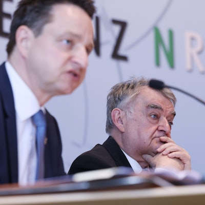 13.04.2023, Nordrhein-Westfalen, Düsseldorf: Jürgen Kayser (l), Leiter des Verfassungsschutzes Nordrhein-Westfalen, und Herbert Reul (CDU), Innenminister von Nordrhein-Westfalen, während einer Pressekonferenz zur Vorstellung des Verfassungsschutzberichtes 2022. Foto: David Young/dpa +++ dpa-Bildfunk +++