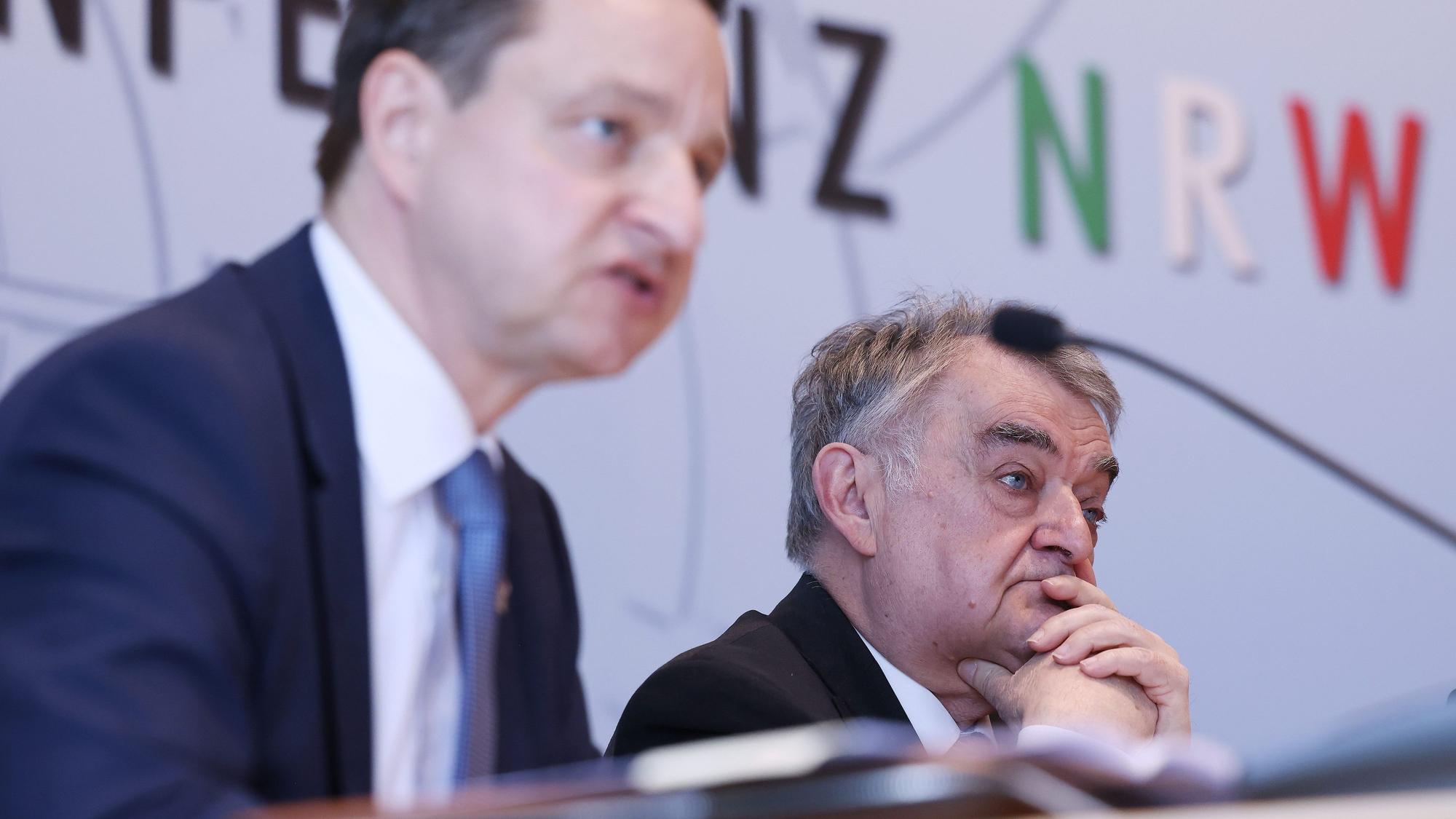 13.04.2023, Nordrhein-Westfalen, Düsseldorf: Jürgen Kayser (l), Leiter des Verfassungsschutzes Nordrhein-Westfalen, und Herbert Reul (CDU), Innenminister von Nordrhein-Westfalen, während einer Pressekonferenz zur Vorstellung des Verfassungsschutzberichtes 2022. Foto: David Young/dpa +++ dpa-Bildfunk +++