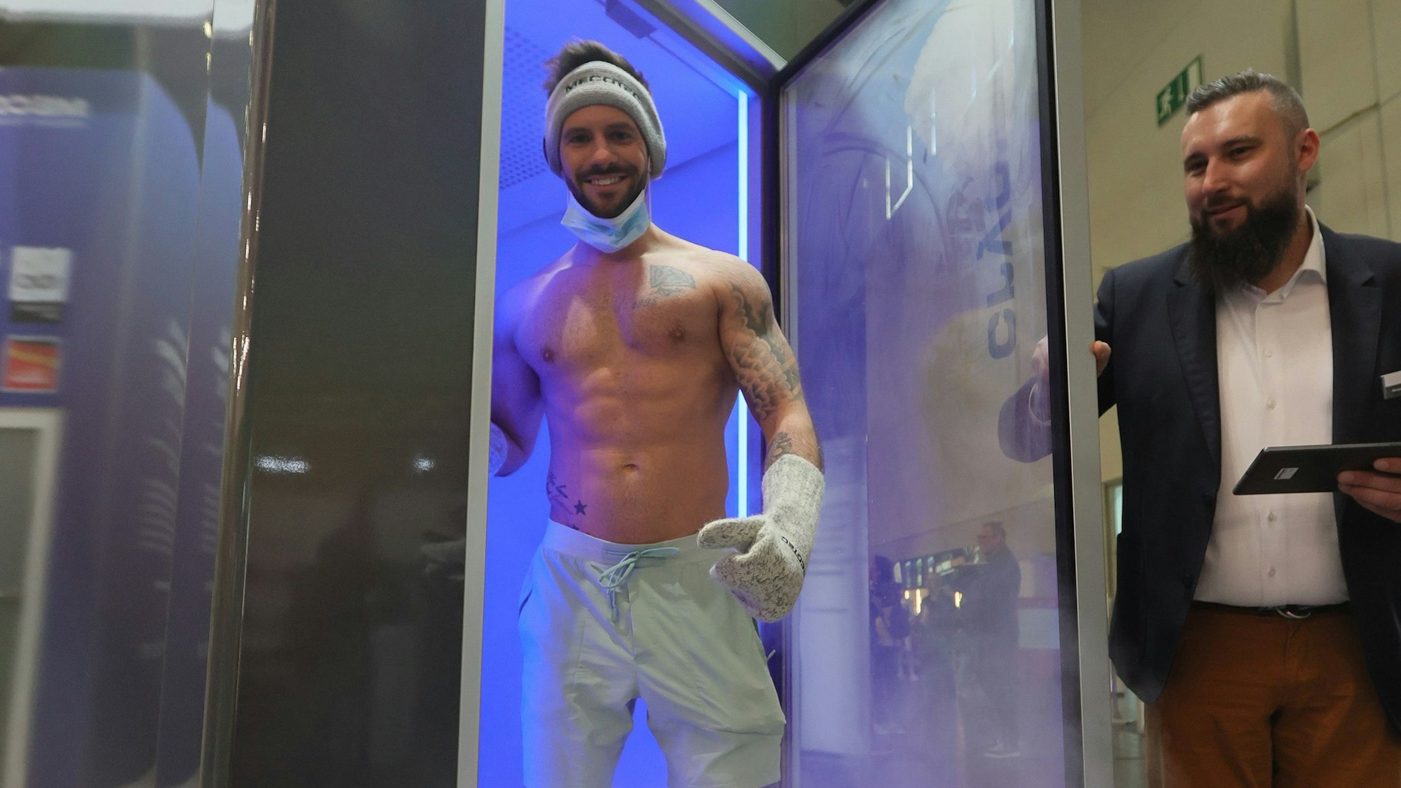 Ein Sportler kommt aus einer Kältekammer