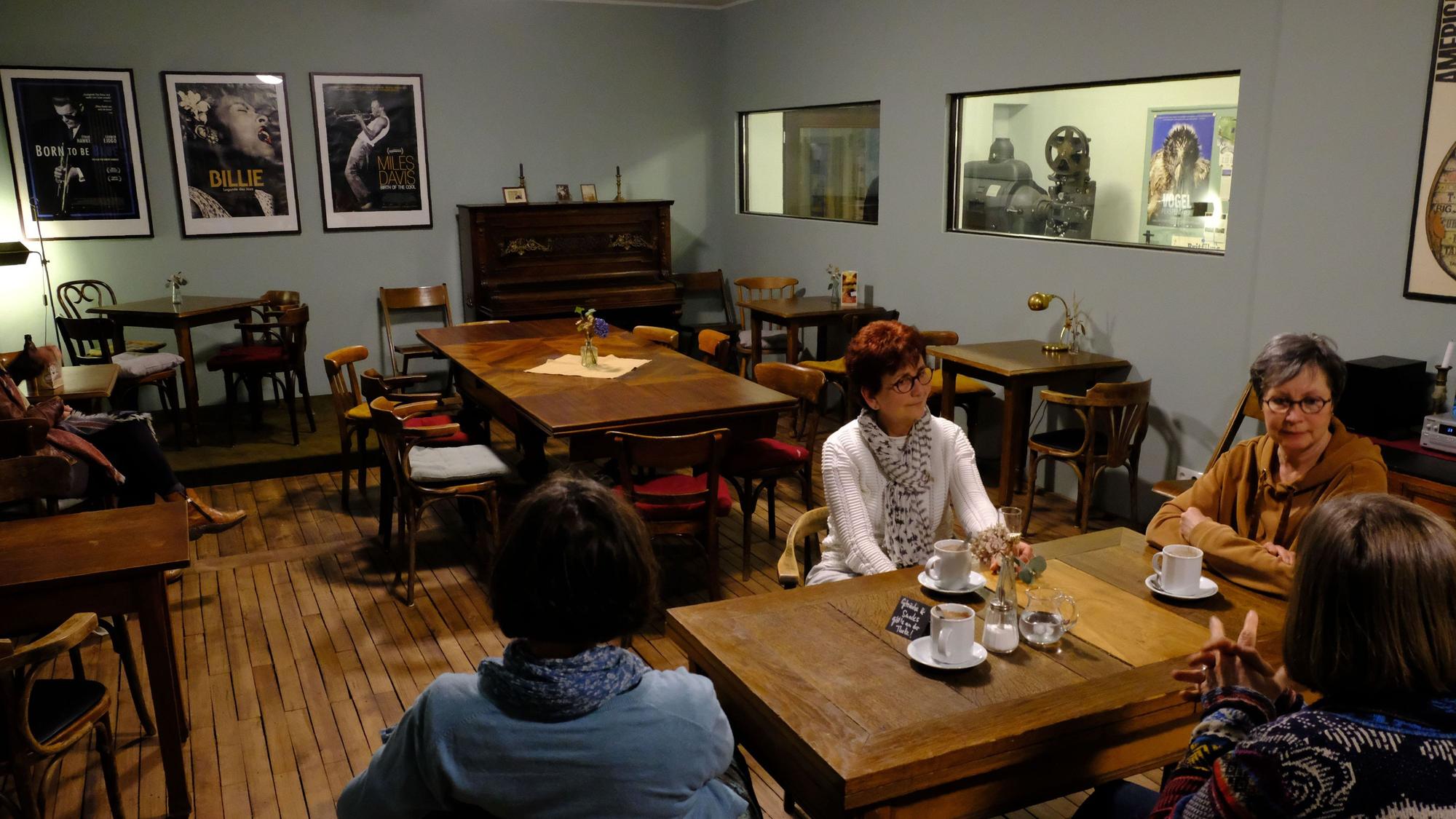 Bersucher der Film-Bar in der Eifel-Film-Bühne in Hillesheim.