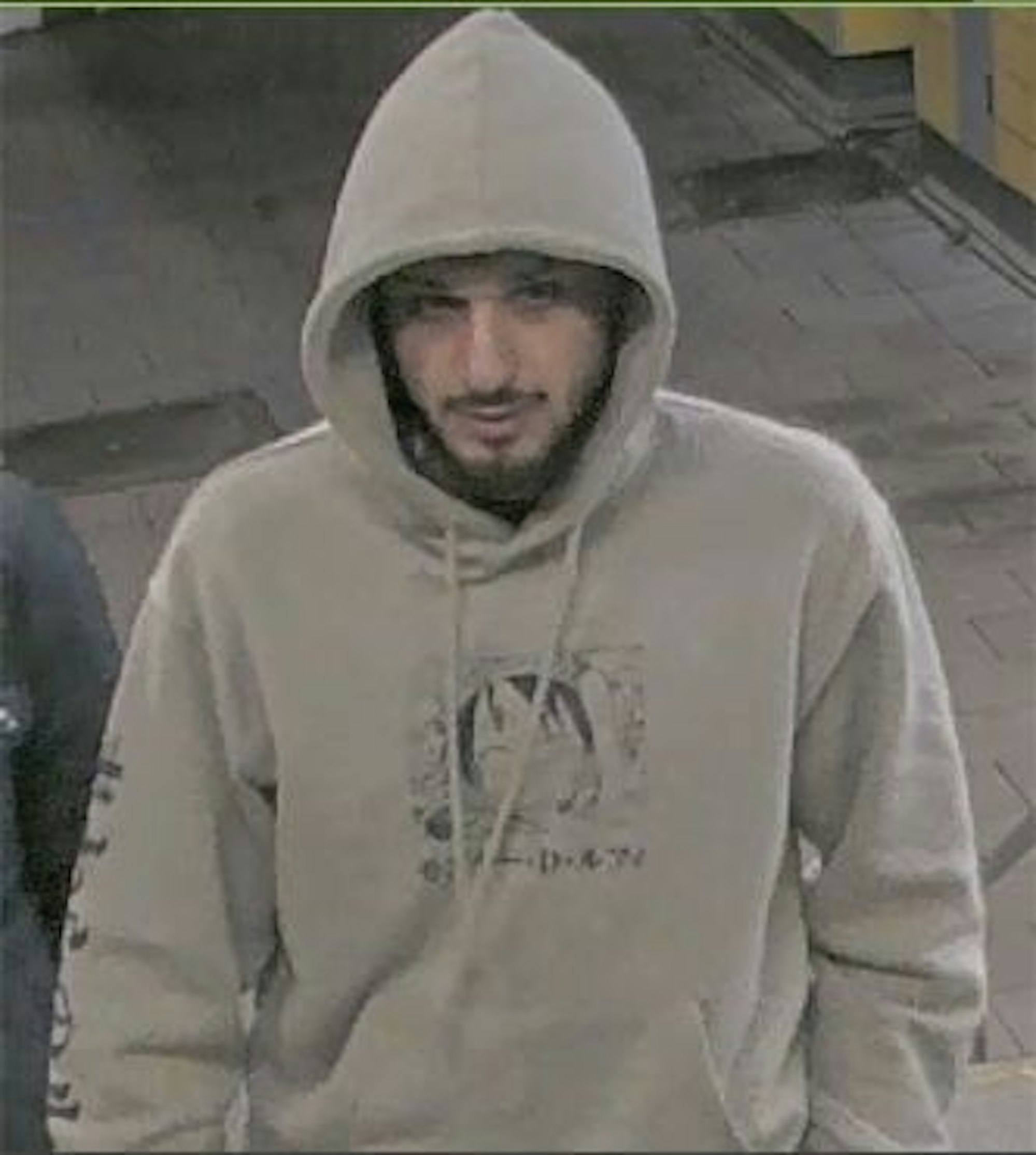 Mit neuen Bildern sucht die Polizei nun nach den vier Männern.