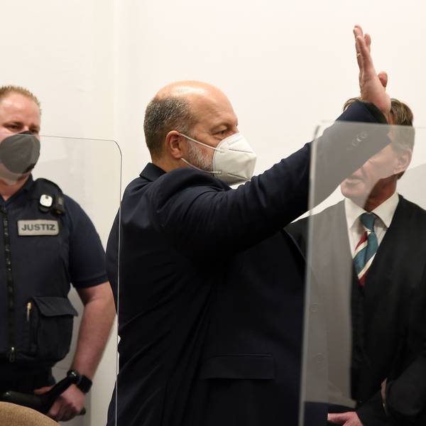 01.02.2022, Köln: Beginn des Hauptverfahrens gegen Thomas Drach (mitte) und einen Mitangeklagten vor der großen Strafkammer am Landgericht Köln.
Foto: Csaba Peter Rakoczy