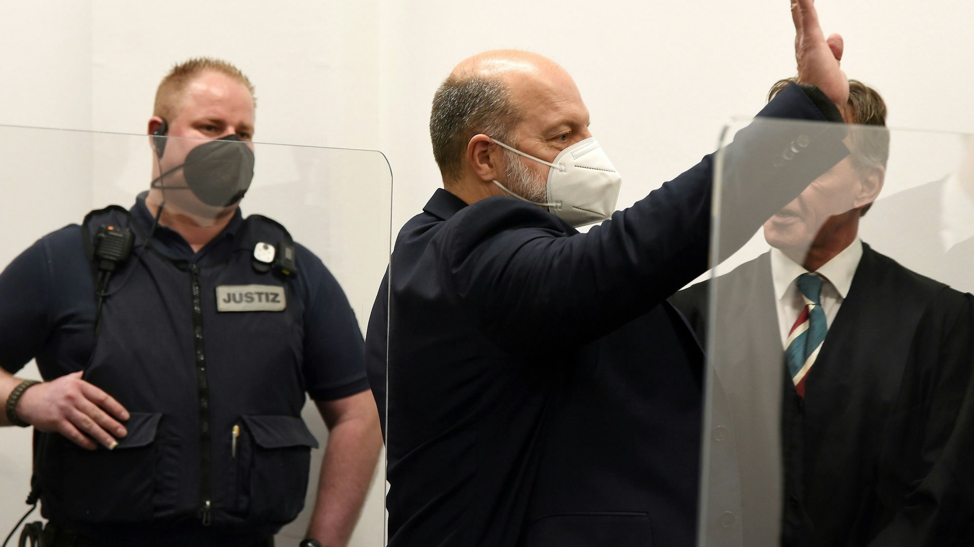 01.02.2022, Köln: Beginn des Hauptverfahrens gegen Thomas Drach (mitte) und einen Mitangeklagten vor der großen Strafkammer am Landgericht Köln.
Foto: Csaba Peter Rakoczy