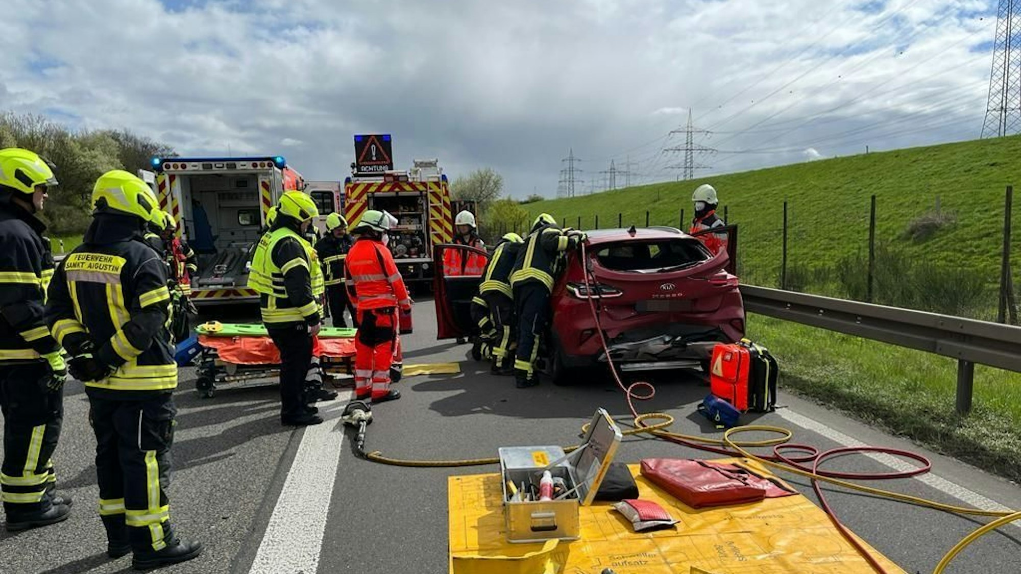 Einsatzkräfte bei einem Unfall auf der Autobahn.