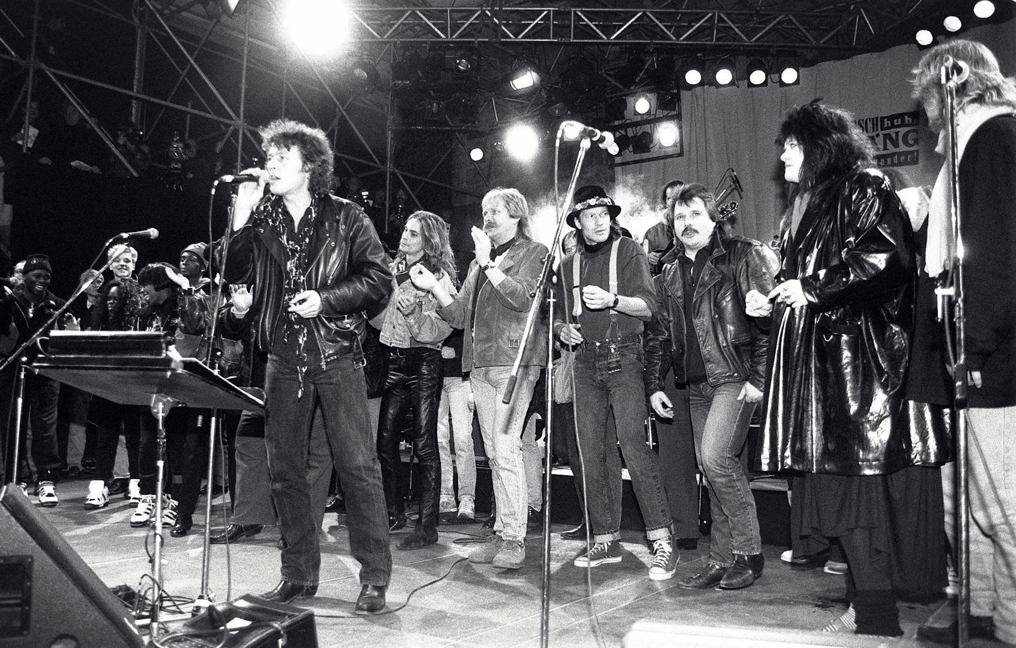 Wolfgang Niedecken singt beim legendären „Arsch huh“-Konzert auf dem Chlodwigplatz am 09.November1992. Rechts hinter dem BAP-Frontmann Peter Brings, Henning Krautmacher, Gerd Köster, Tommy Engel und Marion Radtke .
