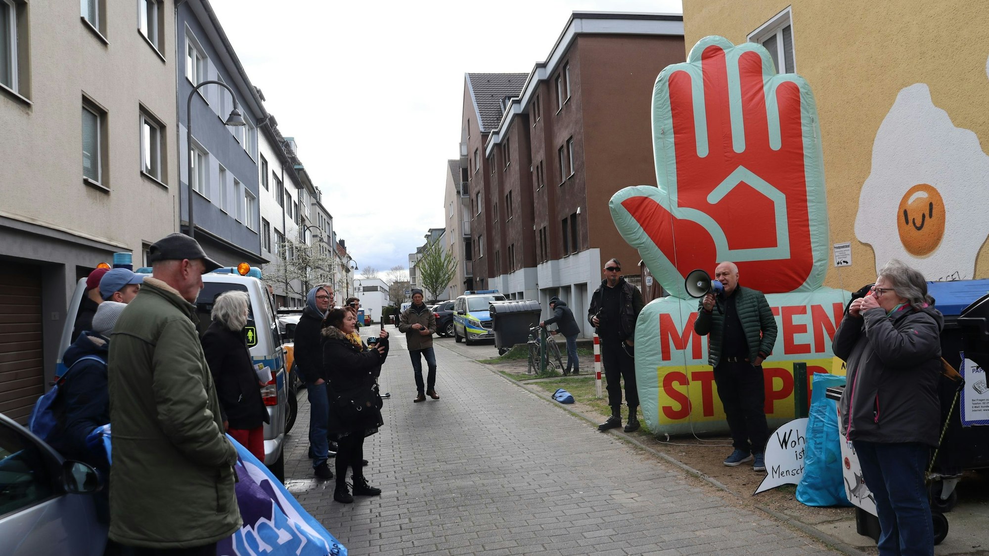 Aktivisten stehen an der Straße, wo die Wohnung geräumt wurde.