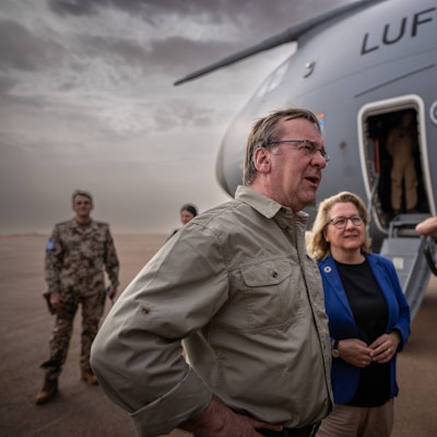 Boris Pistorius (SPD), Verteidigungsminister und Svenja Schulze (SPD), Bundesministerin für wirtschaftliche Zusammenarbeit werden am Flughafen von Heiko Bohnsack, Kontingentführer begrüßt.
