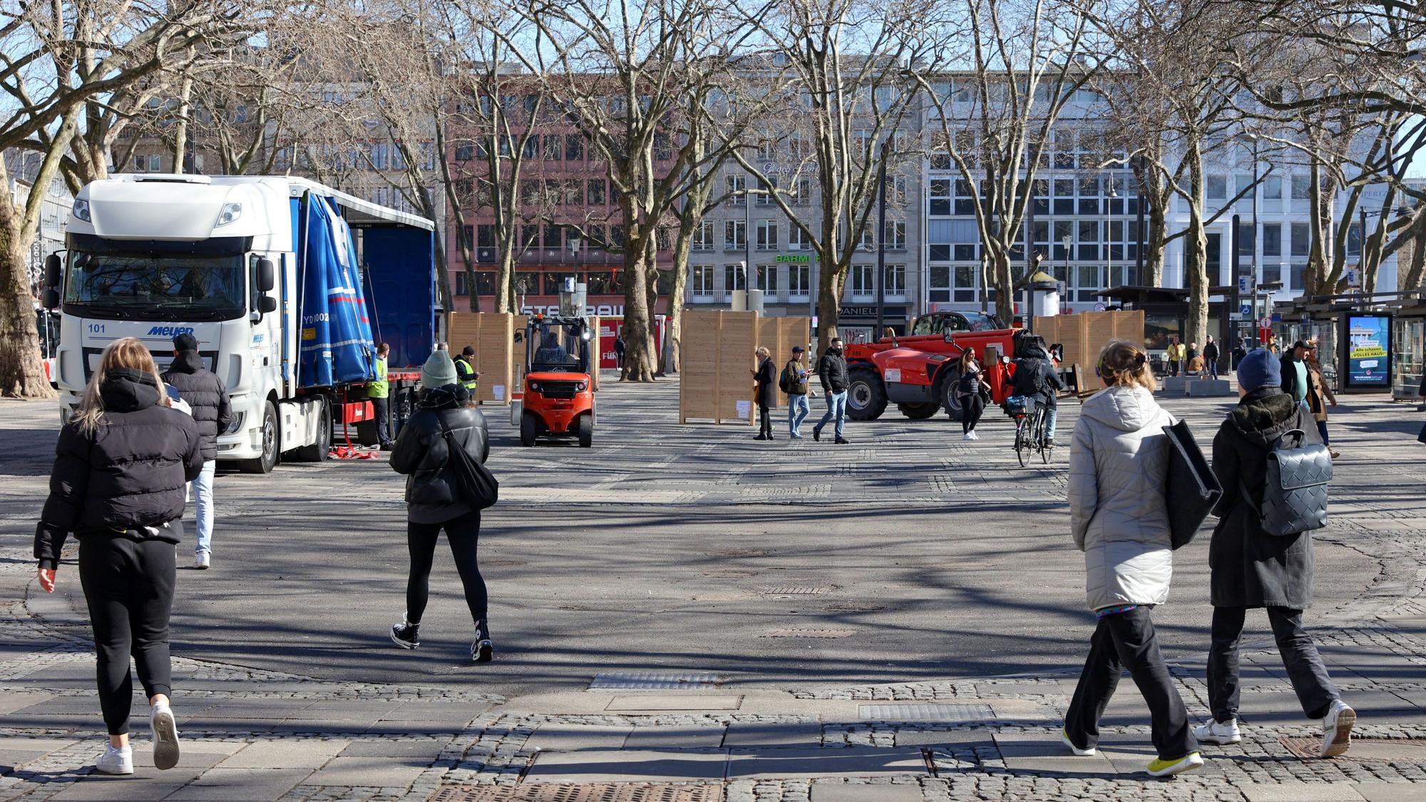 Der Neumarkt mit Passanten