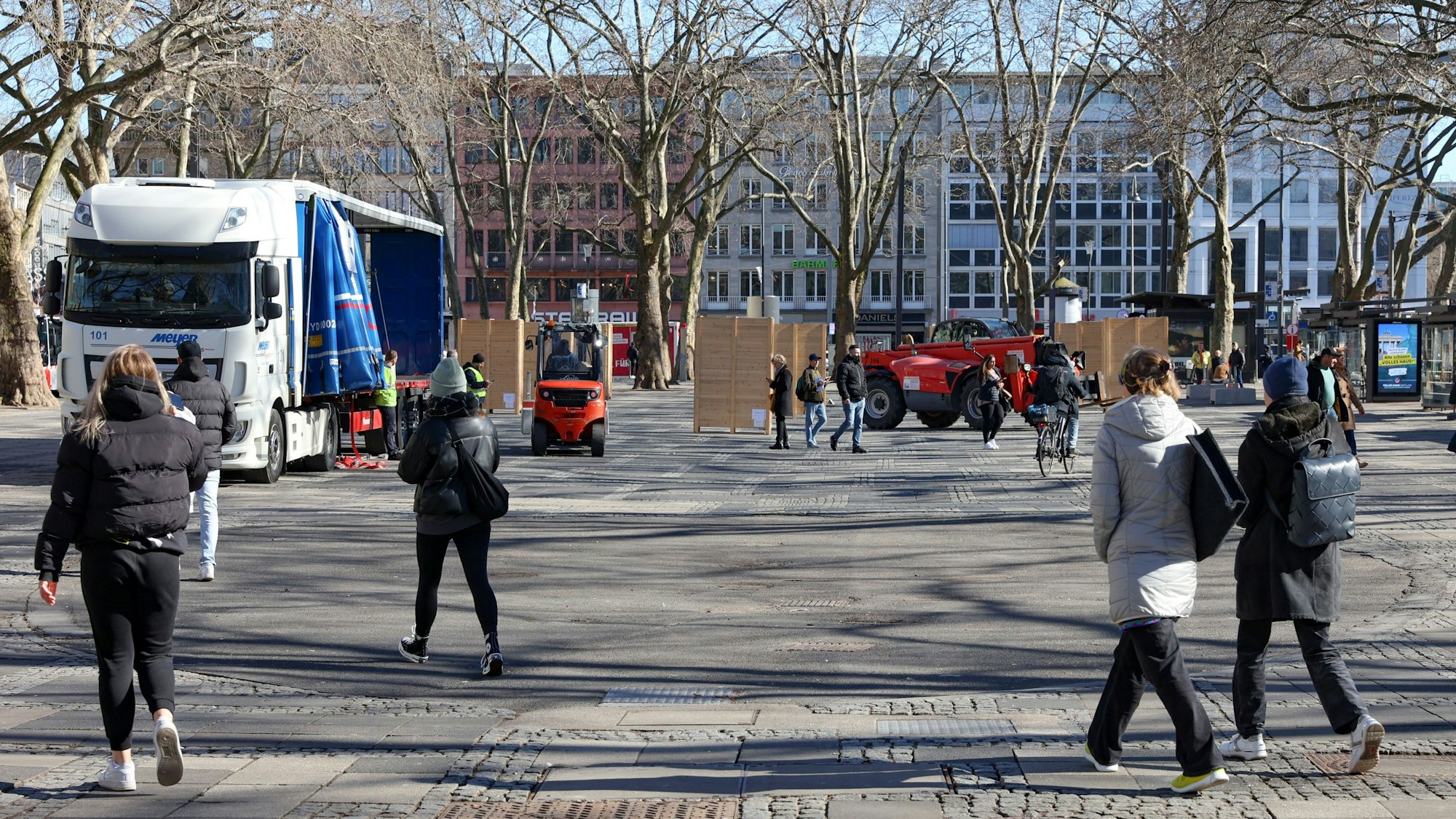 Der Neumarkt mit Passanten