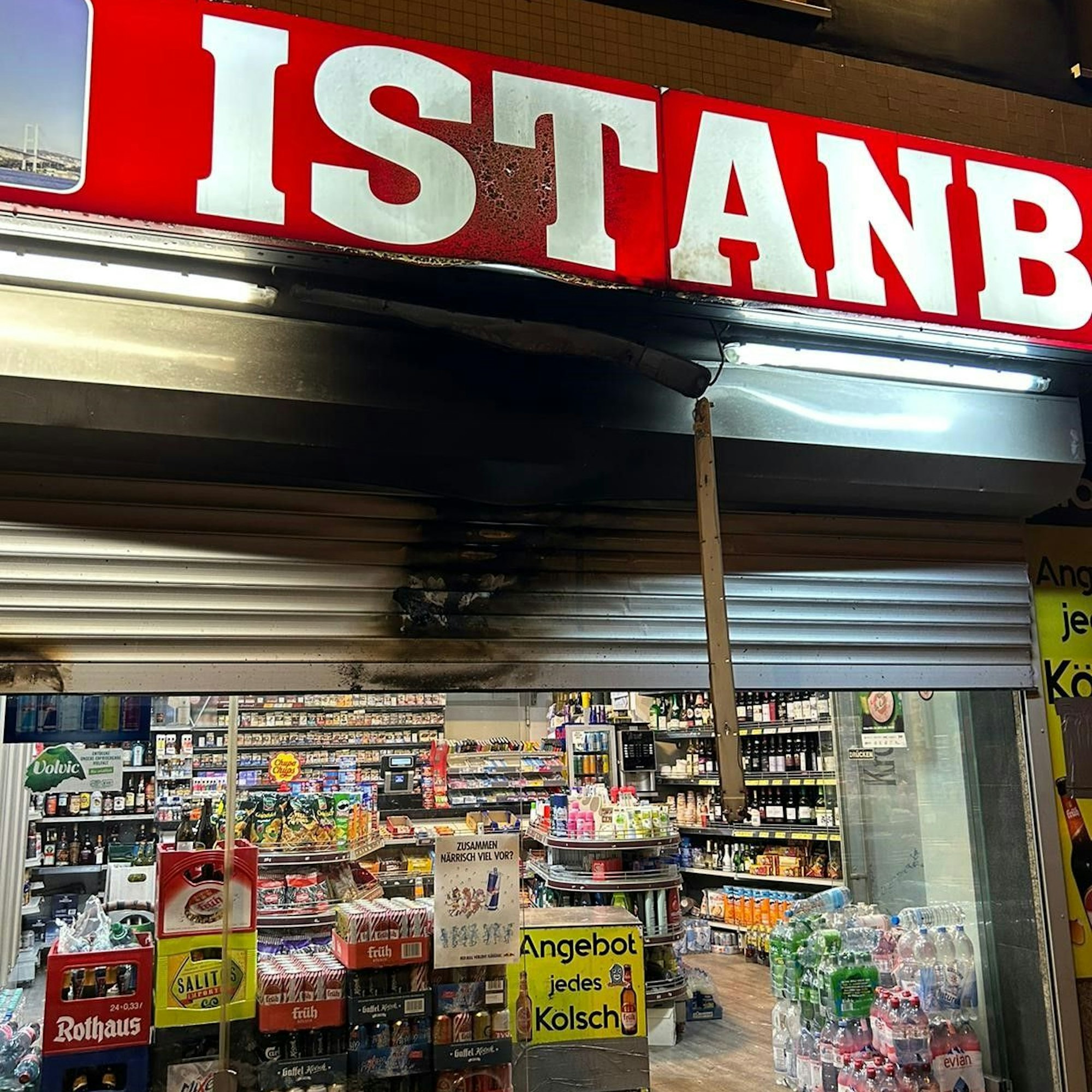 Ein Teil der Jalousie und der Leuchtreklame über dem "Istanbul"-Kiosk in der Marzellenstraße sind verkohlt