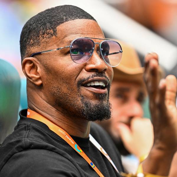 Jamie Foxx winkt dem Publikum zu.