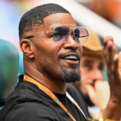 Jamie Foxx winkt dem Publikum zu.