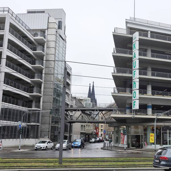 Das Bild zeigt das Parkhaus von Kaufhof an der Schildergasse von außen.