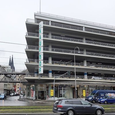 Das Bild zeigt das Parkhaus von Kaufhof an der Schildergasse von außen.
