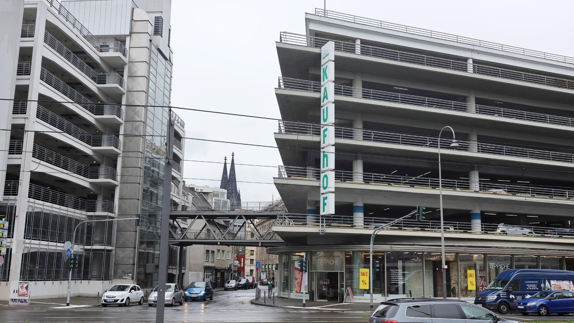 Das Bild zeigt das Parkhaus von Kaufhof an der Schildergasse von außen.