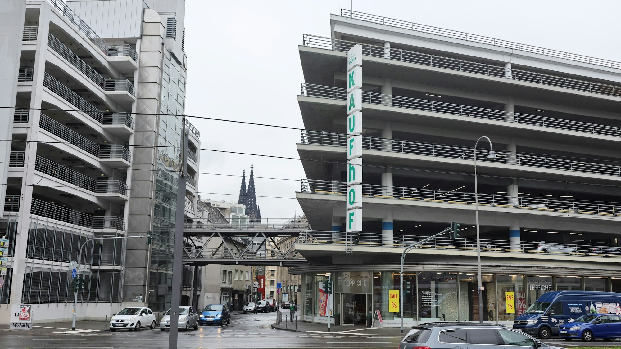 Das Bild zeigt das Parkhaus von Kaufhof an der Schildergasse von außen.