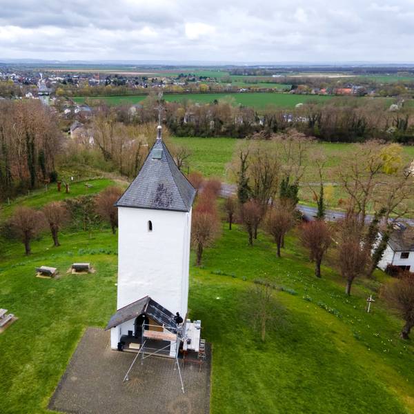 Das Bild zeigt den Swister Turm aus der Luft. Im Hintergrund ist Weilerswist zu erkennen.