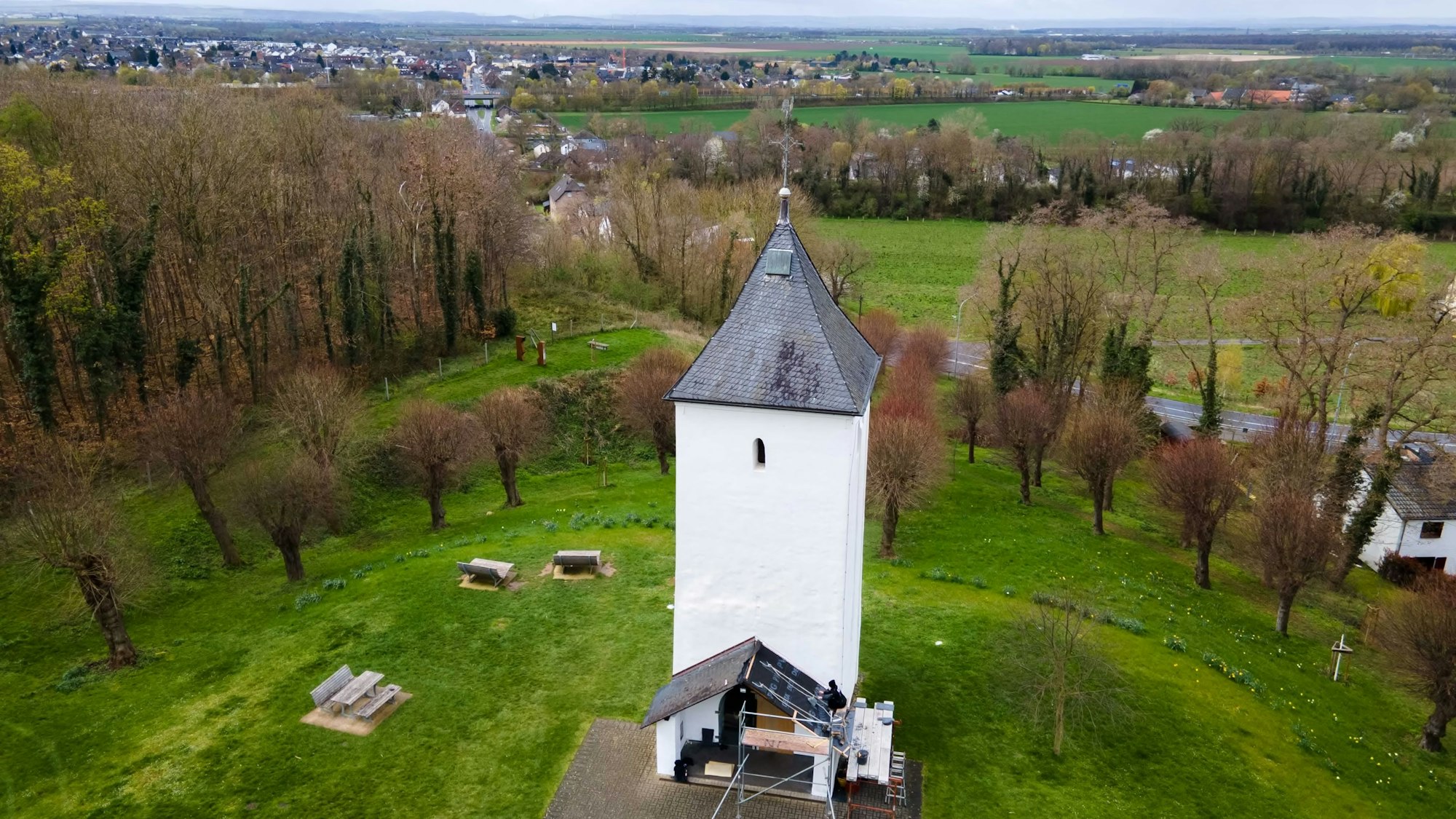 Das Luftbild zeigt den Swister Turm bei Weilerswist.
