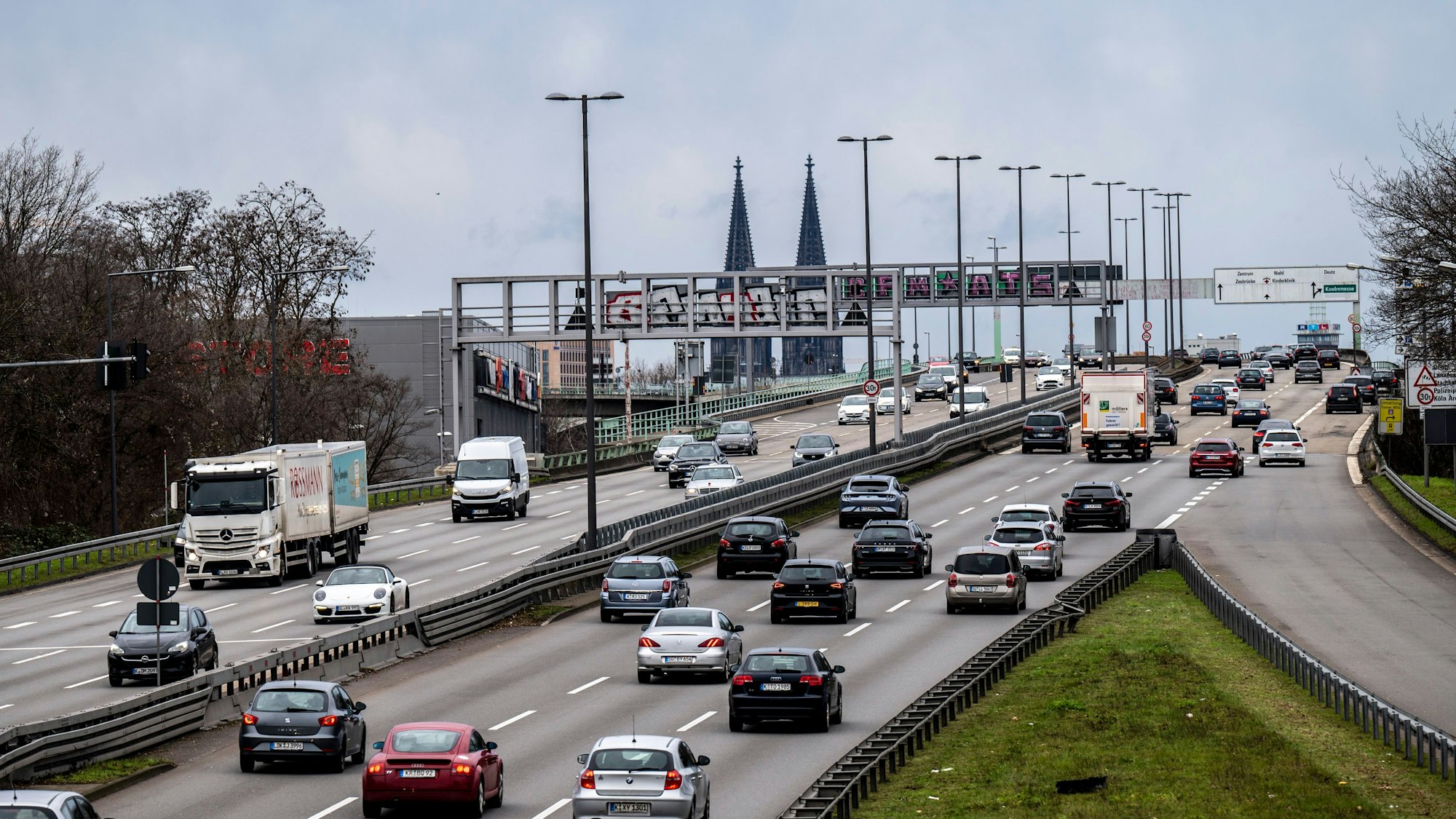 Der Verkehrsausschuss will verhindern, dass Tempo 50 auf der Zoobrücke zum Dauerzustand wird.