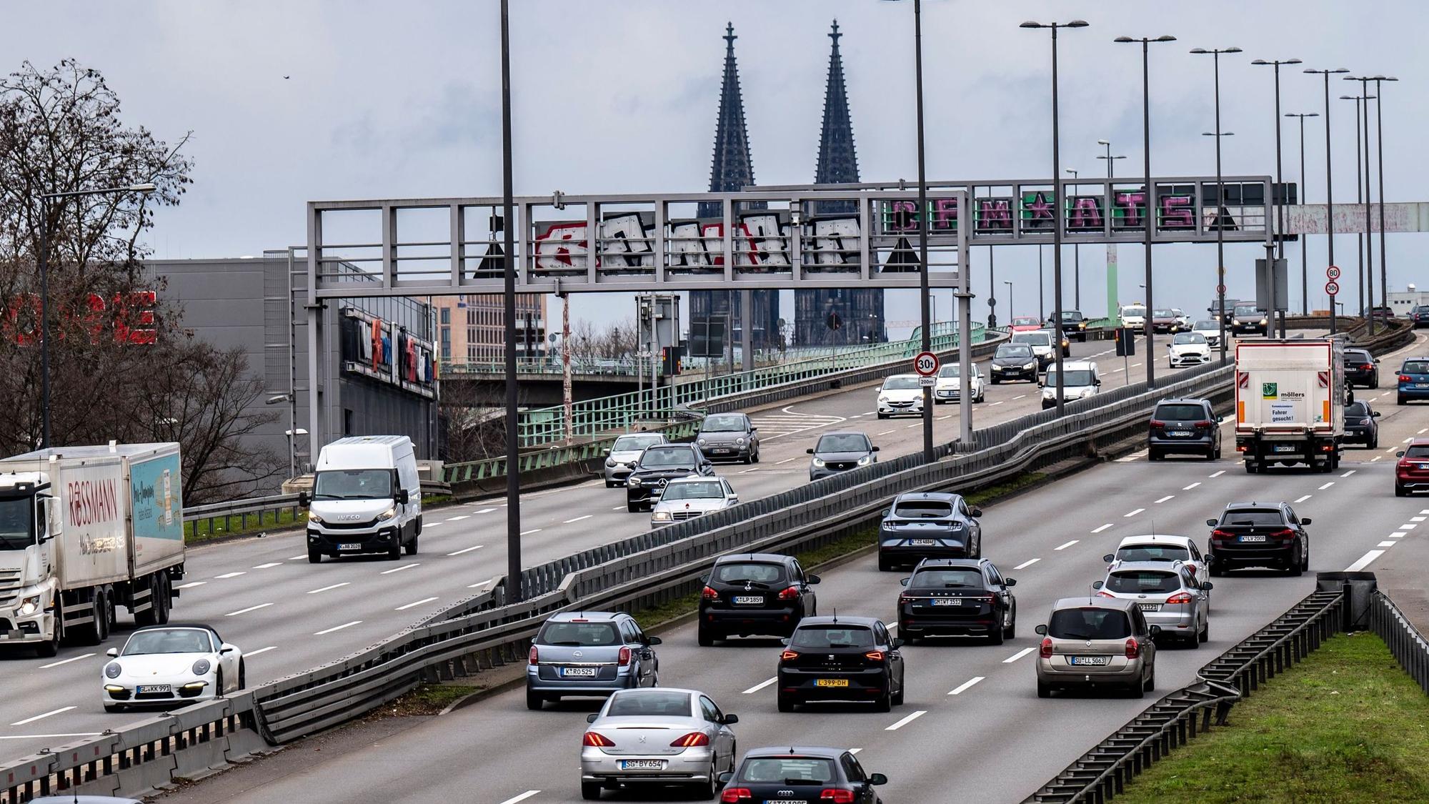 Zubringer zur Zoobrücke mit den Domspitzen im Hintergrund