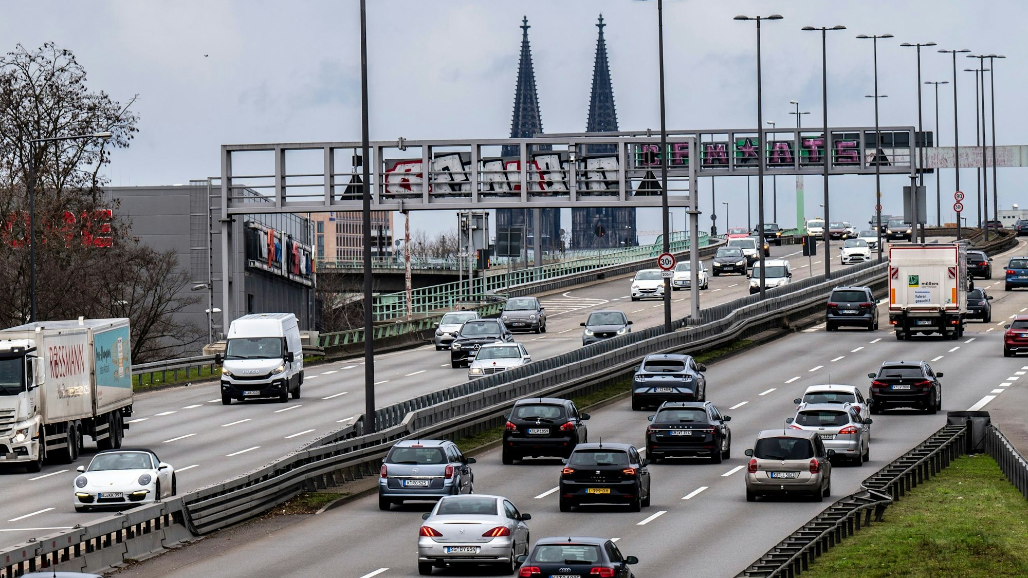 Zubringer zur Zoobrücke mit den Domspitzen im Hintergrund
