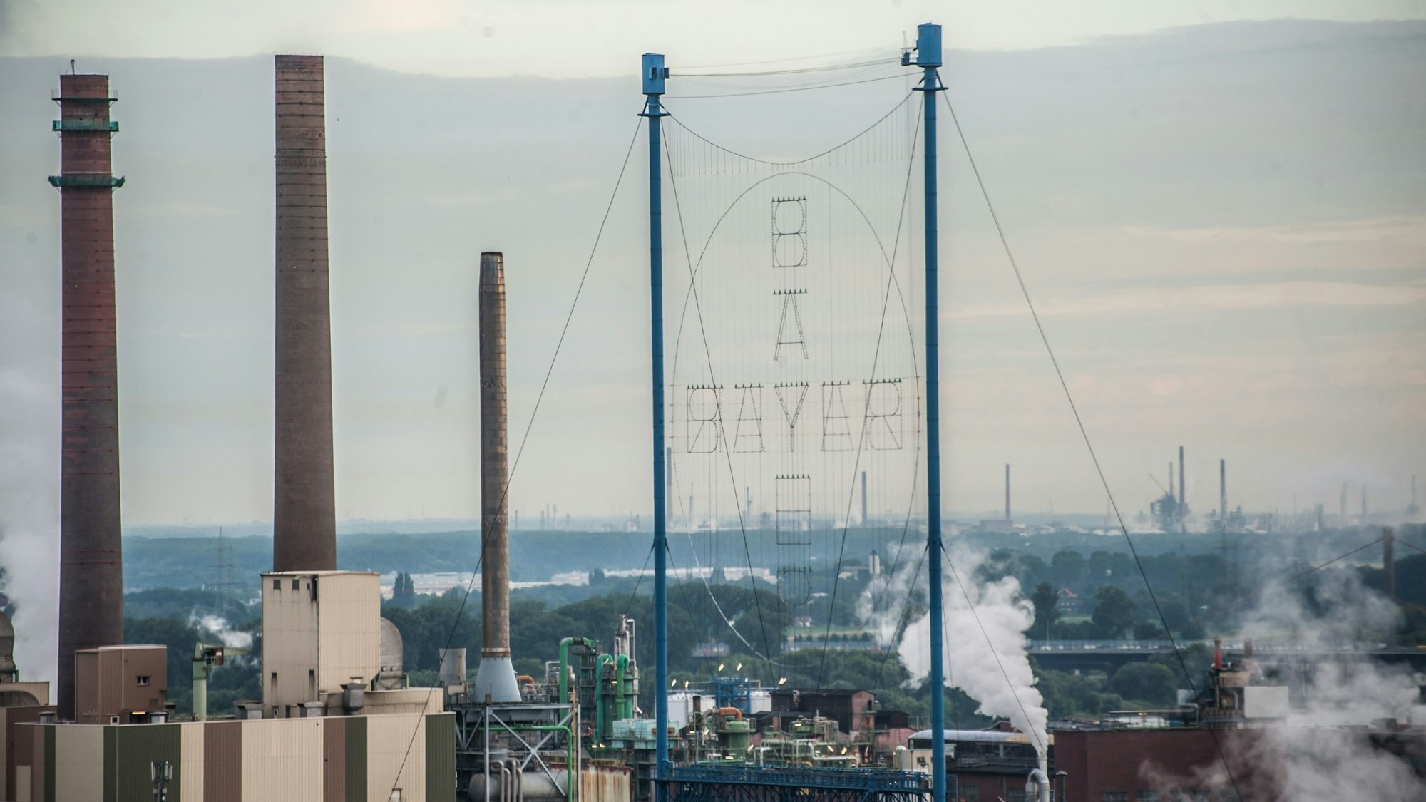 Blick auf den Chempark mit Bayer-Kreuz