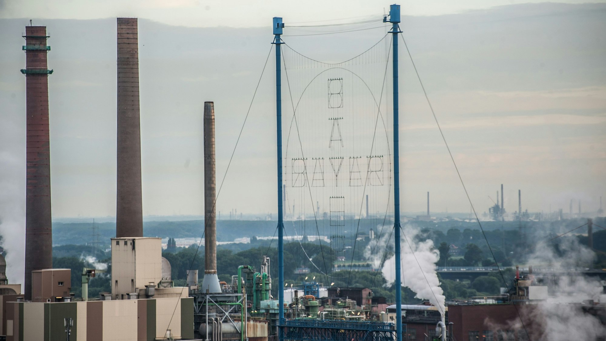 Der Chempark Leverkusen mit dem Bayer-Kreuz