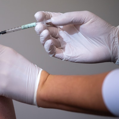 Ein Mann bekommt seine Booster-Impfung gegen das Coronavirus.