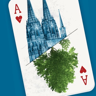 Auf einer Herz-Ass-Karte sind der Dom und ein Baum abgebildet.