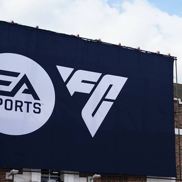 Das Logo von EA Sports und das Logo von EA Sports FC auf einem Werbeplakat.
