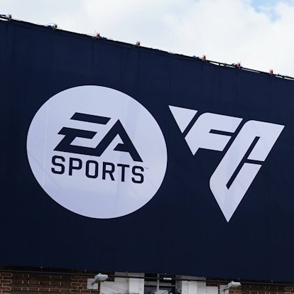 Das Logo von EA Sports und das Logo von EA Sports FC auf einem Werbeplakat.