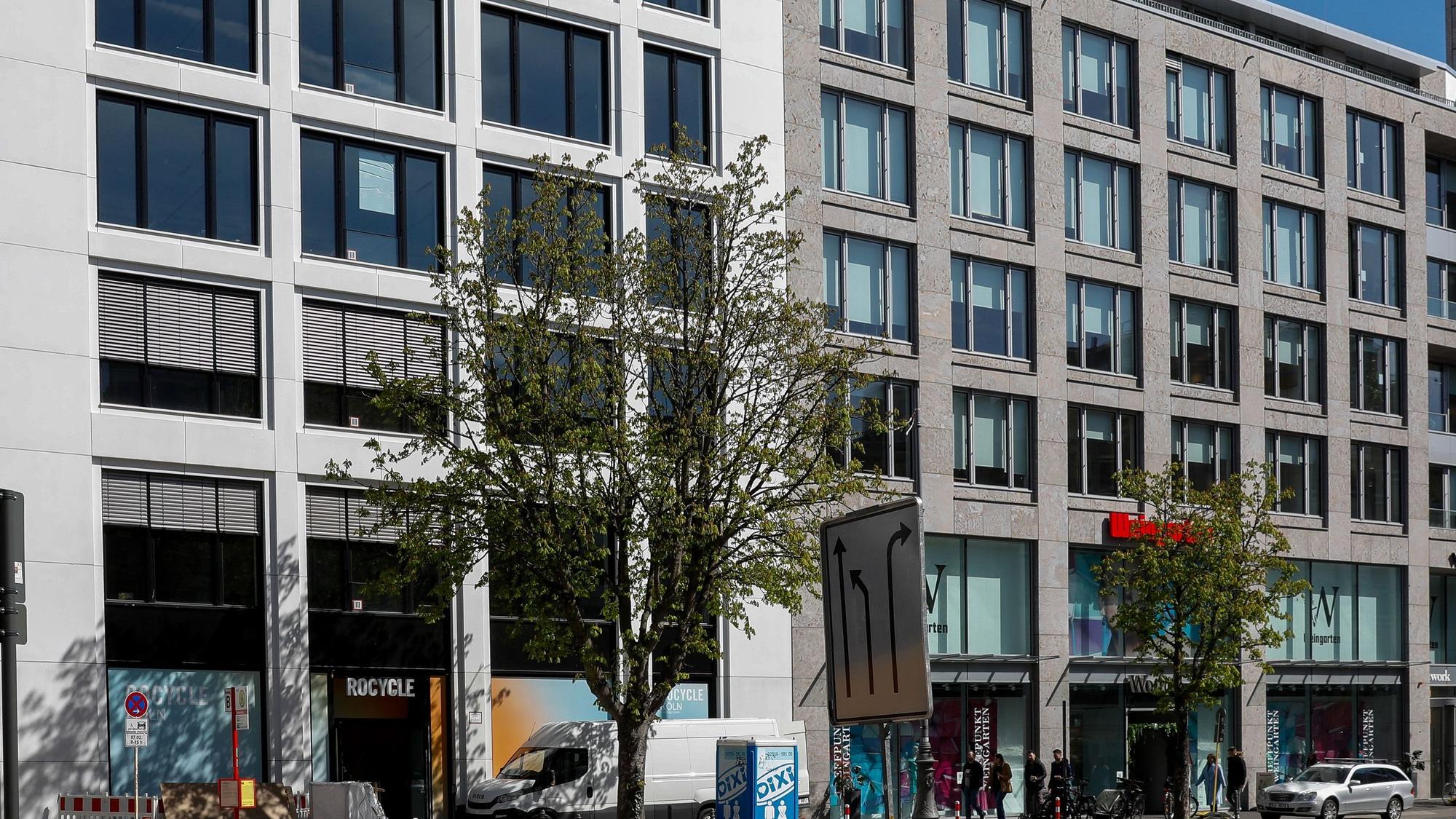 Das Weingarten-Haus am Friesenplatz, daneben das Haus, in dem Rocycle gerade umbaut