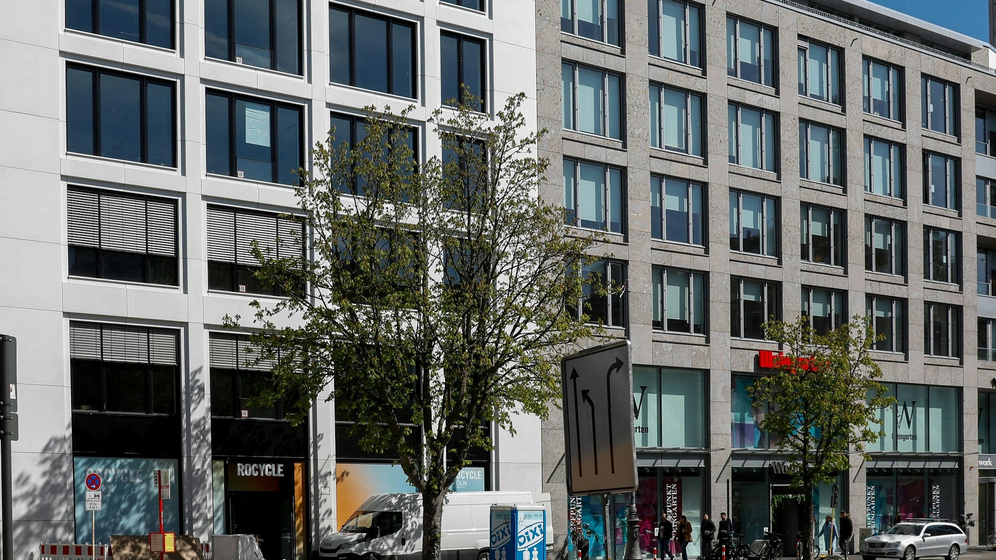 Das Weingarten-Haus am Friesenplatz, daneben das Haus, in dem Rocycle gerade umbaut