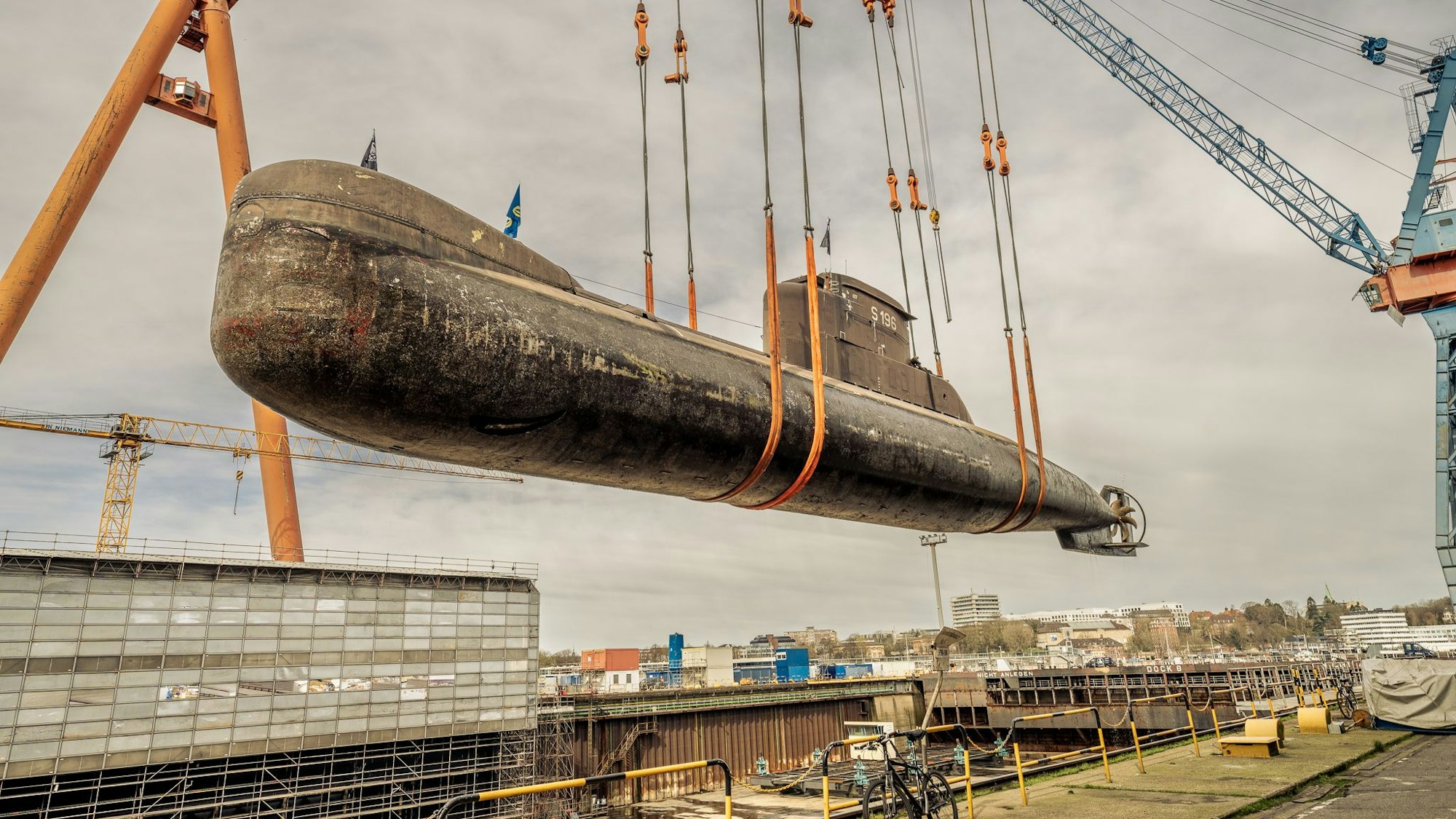 Das U-Boot wird in Kiel ins Trockendock transportiert. Dort wird es auf den Weitertransport nach Speyer und Sinsheim vorbereitet.