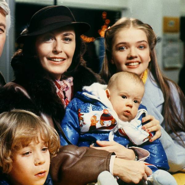 Thekla Carola Wied und ihr Filmehemann Peter Weck mit „ihren Kindern“ (l-r) Tarek Helmy, Timo Hiessner, Franziska und Julia Biedermann bei Dreharbeiten zu „Ich heirate eine Familie“