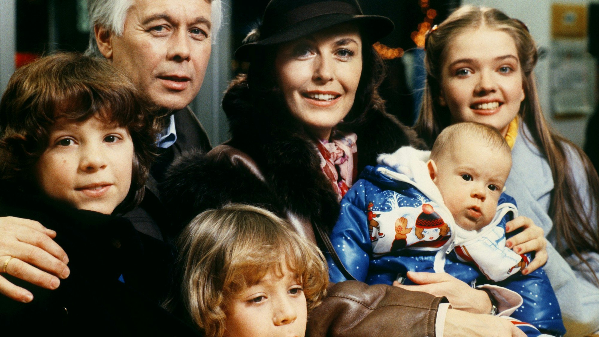 Thekla Carola Wied und ihr Filmehemann Peter Weck mit „ihren Kindern“ (l-r) Tarek Helmy, Timo Hiessner, Franziska und Julia Biedermann bei Dreharbeiten zu „Ich heirate eine Familie“